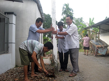 Tận tụy lo việc của nhân dân