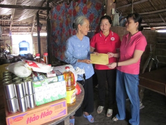 Trao tiền từ thiện