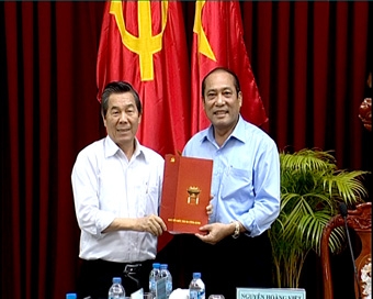 Trao quyết định nghỉ hưu cho đồng chí Nguyễn Hữu Lợi, 
Phó Bí thư thường trực Thành ủy, Chủ tịch HĐND thành phố