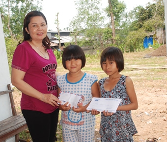 Trao tiền từ thiện