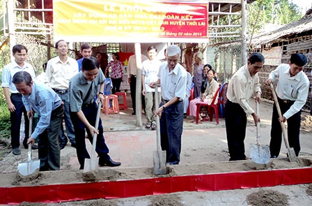 Khởi công xây dựng 10 căn nhà 
Đại đoàn kết chào mừng Đại hội Mặt trận Tổ quốc huyện Thới Lai