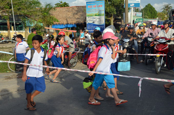 Phối hợp phân luồng giao thông cho học sinh tiểu học