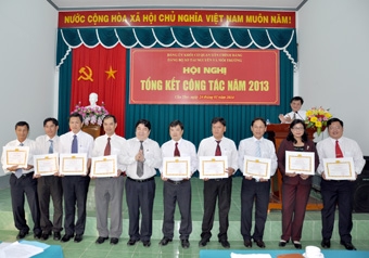 PHẤN ĐẤU GIỮ VỮNG DANH HIỆU ĐẢNG BỘ TRONG SẠCH VỮNG MẠNH