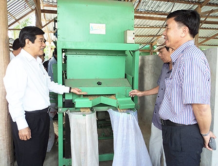 Chọn sản xuất lúa giống 
làm khâu đột phá