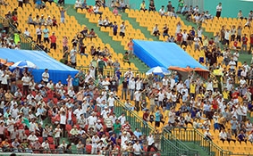 Cổ động viên bóng đá Cần Thơ háo hức chờ bóng lăn