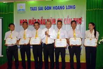 TUYÊN TRUYỀN QUY ĐỊNH LUẬT GIAO THÔNG ĐƯỜNG BỘ CHO ĐỘI NGŨ LÁI XE