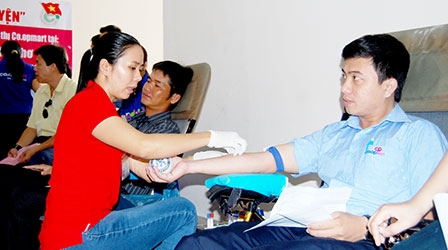 Nhiều sinh viên hiến máu
cứu sống sản phụ