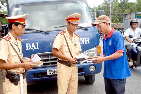 Phấn đấu giảm tai nạn giao thông cả ba mặt