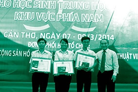 Trao giải cho các đề tài xuất sắc
của học sinh trung học