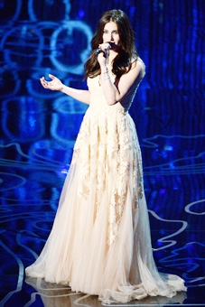Idina Menzel- “Nữ hoàng băng giá” làm “tan chảy” mọi trái tim