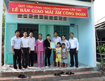 Tổ chức lễ bàn giao “Mái ấm công đoàn” 
cho 3 công đoàn viên gặp khó khăn