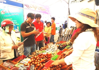 Thu hút khoảng 200.000 lượt khách tham quan, mua sắm