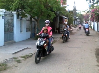 Không nên chủ quan khi chở trẻ nhỏ!