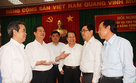 Thực hiện đồng bộ các giải pháp tháo gỡ
khó khăn cho sản xuất và tiêu thụ lúa, gạo