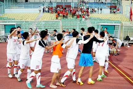 Sinh viên đá bóng