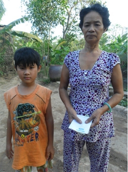 Trao tiền từ thiện