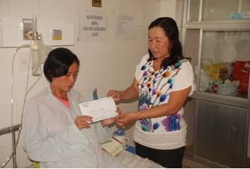 Trao tiền từ thiện