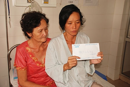 Trao tiền từ thiện