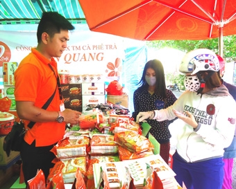 Hơn 17.000 lượt người đến tham quan, mua sắm