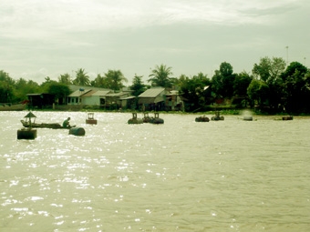 Ra quân điều tra, đo đạc, thống kê danh sách chủ hộ đăng, đáy cá trên luồng đường thủy nội địa và luồng hàng hải