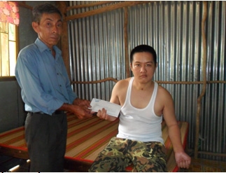 Trao tiền từ thiện