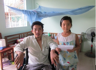 Trao tiền từ thiện