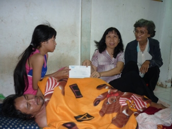 Trao tiền từ thiện