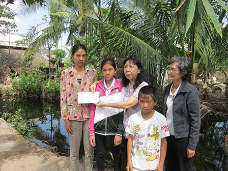 Trao tiền từ thiện