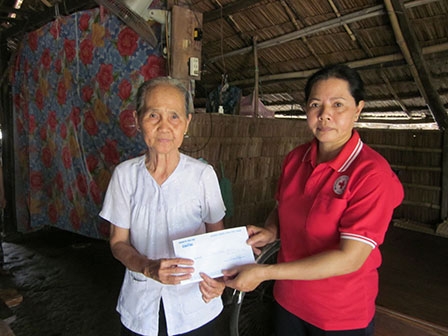 Trao tiền từ thiện