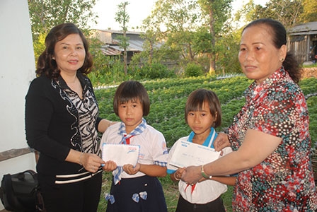 Trao tiền từ thiện