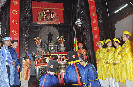 Biểu diễn Đờn ca tài tử và cải lương
tại Lễ hội Đền Hùng năm 2014