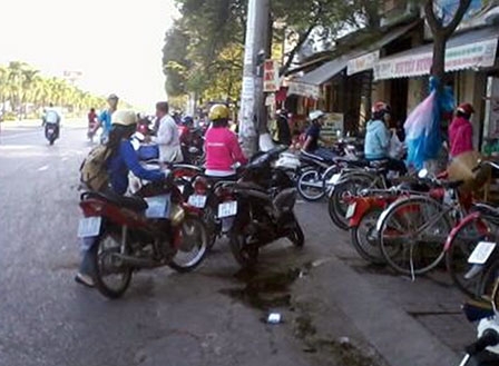 Buôn bán lấn chiếm lòng, lề đường 
gây mất trật tự giao thông