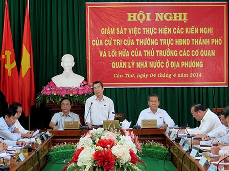 Lãnh đạo một số sở, ngành 
giải trình nhiều vấn đề 
bức xúc cử tri quan tâm