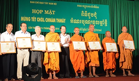 Phó Thủ tướng Vũ Văn Ninh dự buổi họp mặt mừng Tết Chôl Chnăm Thmây 2014 của đồng bào dân tộc Khmer