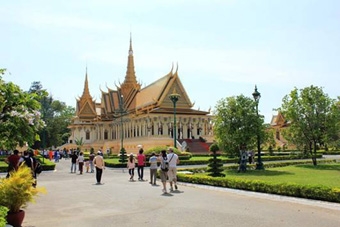 Tháng Tư, vui Lễ té nước trên đất Chùa Tháp