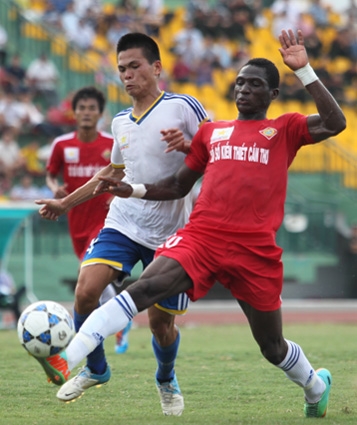 Diabate Souleymane lập hat-trick cho XSKT Cần Thơ