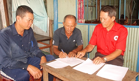 Vận động cán bộ, hội viên, tình nguyện viên Chữ thập đỏ thực hiện 10 điều cam kết dành cho người đi mô tô, xe gắn máy