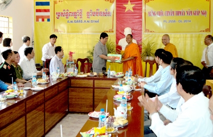 TỔ CHỨC NHIỀU ĐOÀN CHÚC MỪNG CÁC CHỨC SẮC,
ĐỒNG BÀO DÂN TỘC KHMER NHÂN DỊP TẾT CHÔL CHNĂM THMÂY