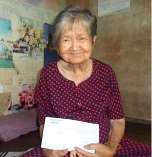 Trao tiền từ thiện