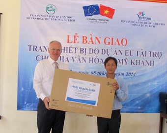 Dự án EU bàn giao trang thiết bị cho Nhà văn hóa xã Mỹ Khánh