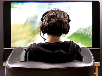 Ngồi lâu ảnh hưởng xấu đến sức khỏe xương của nam thiếu niên