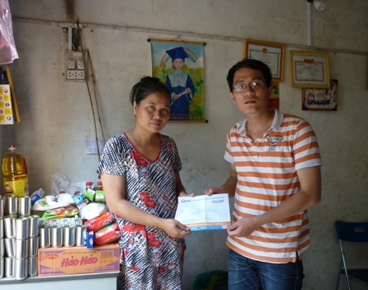 Trao tiền từ thiện