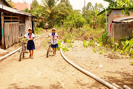 Xây dựng lộ giao thông nông thôn tạo thuận lợi cho người dân đi lại