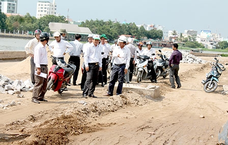 Tập trung giải phóng mặt bằng và đẩy nhanh tiến độ thi công kè sông Cần Thơ