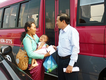 Trao 57 phần quà cho nạn nhân chất độc da cam 
người dân tộc Khmer