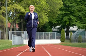 Đi bộ nhanh và phụ chăm sóc con cháu 
giúp phụ nữ tăng cường trí nhớ