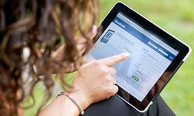 Nghiện Facebook khiến phụ nữ cảm thấy kém sắc