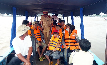 Tích cực thực hiện Cuộc vận động 
“Văn hóa giao thông với bình yên sông nước”