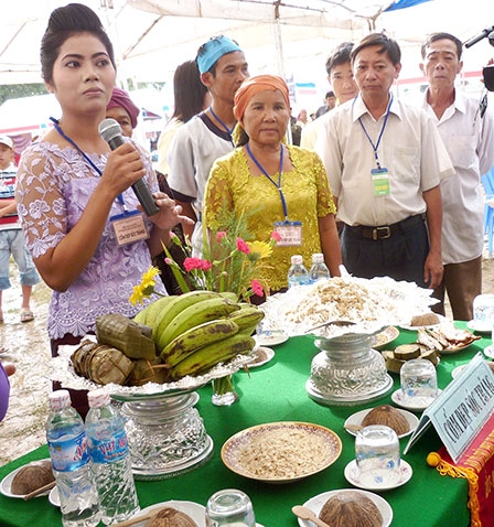 Hương vị bánh tét cốm dẹp 
của người Khmer Sóc Trăng