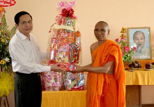 Lãnh đạo thành phố thăm, chúc Tết Chôl Chnăm Thmây đồng bào dân tộc Khmer thị trấn Cờ Đỏ